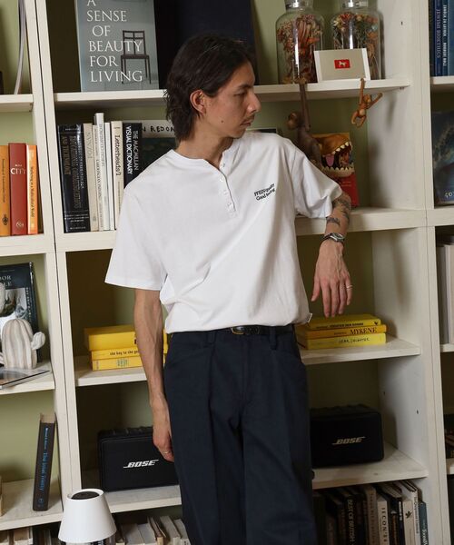 FFEIN(フェイン)の「【FFEIN(フェイン)】ワンポイント刺繍ロゴヘンリーネックショート丈Tシャツ/ Tシャツ ヘンリーネック 半袖 刺繍 ボタン ワンポイント シンプル 【短丈】(Tシャツ/カットソー・メンズ・アッシュグレー/ホワイト/ネイビー/ブラック・SMALL/LARGE/MEDIUM)」の7枚目の写真