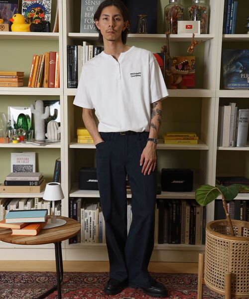 FFEIN(フェイン)の「【FFEIN(フェイン)】ワンポイント刺繍ロゴヘンリーネックショート丈Tシャツ/ Tシャツ ヘンリーネック 半袖 刺繍 ボタン ワンポイント シンプル 【短丈】(Tシャツ/カットソー・メンズ・アッシュグレー/ホワイト/ネイビー/ブラック・SMALL/LARGE/MEDIUM)」の8枚目の写真