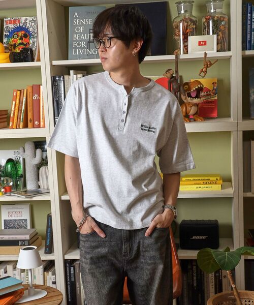 FFEIN(フェイン)の「【FFEIN(フェイン)】ワンポイント刺繍ロゴヘンリーネックショート丈Tシャツ/ Tシャツ ヘンリーネック 半袖 刺繍 ボタン ワンポイント シンプル 【短丈】(Tシャツ/カットソー・メンズ・アッシュグレー/ホワイト/ネイビー/ブラック・SMALL/LARGE/MEDIUM)」の11枚目の写真