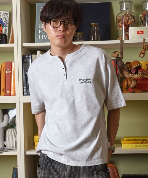 FFEIN(フェイン)の「【FFEIN(フェイン)】ワンポイント刺繍ロゴヘンリーネックショート丈Tシャツ/ Tシャツ ヘンリーネック 半袖 刺繍 ボタン ワンポイント シンプル 【短丈】(Tシャツ/カットソー・メンズ・アッシュグレー/ホワイト/ネイビー/ブラック・SMALL/LARGE/MEDIUM)」の12枚目の写真