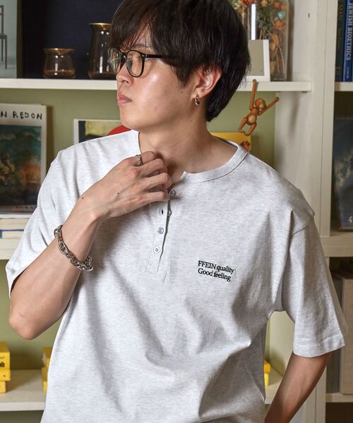 FFEIN(フェイン)の「【FFEIN(フェイン)】ワンポイント刺繍ロゴヘンリーネックショート丈Tシャツ/ Tシャツ ヘンリーネック 半袖 刺繍 ボタン ワンポイント シンプル 【短丈】(Tシャツ/カットソー・メンズ・アッシュグレー/ホワイト/ネイビー/ブラック・SMALL/LARGE/MEDIUM)」の13枚目の写真
