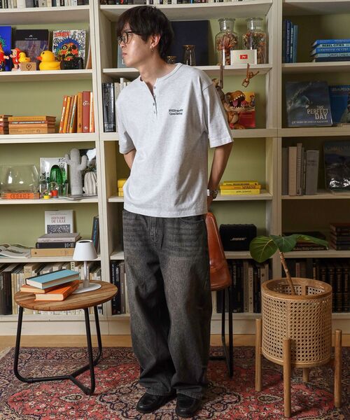 FFEIN(フェイン)の「【FFEIN(フェイン)】ワンポイント刺繍ロゴヘンリーネックショート丈Tシャツ/ Tシャツ ヘンリーネック 半袖 刺繍 ボタン ワンポイント シンプル 【短丈】(Tシャツ/カットソー・メンズ・アッシュグレー/ホワイト/ネイビー/ブラック・SMALL/LARGE/MEDIUM)」の15枚目の写真