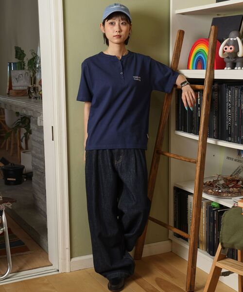 FFEIN(フェイン)の「【FFEIN(フェイン)】ワンポイント刺繍ロゴヘンリーネックショート丈Tシャツ/ Tシャツ ヘンリーネック 半袖 刺繍 ボタン ワンポイント シンプル 【短丈】(Tシャツ/カットソー・メンズ・アッシュグレー/ホワイト/ネイビー/ブラック・SMALL/LARGE/MEDIUM)」の19枚目の写真