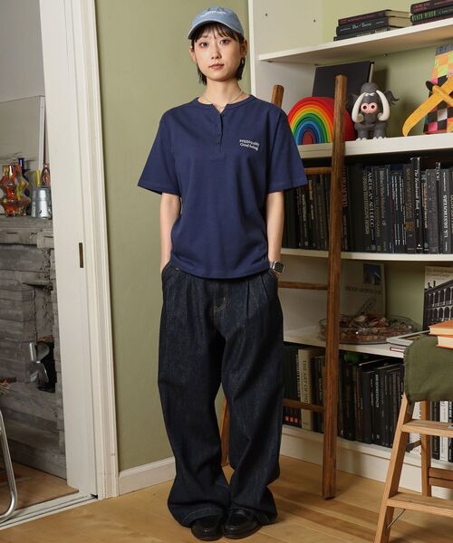 FFEIN(フェイン)の「【FFEIN(フェイン)】ワンポイント刺繍ロゴヘンリーネックショート丈Tシャツ/ Tシャツ ヘンリーネック 半袖 刺繍 ボタン ワンポイント シンプル 【短丈】(Tシャツ/カットソー・メンズ・アッシュグレー/ホワイト/ネイビー/ブラック・SMALL/LARGE/MEDIUM)」の20枚目の写真