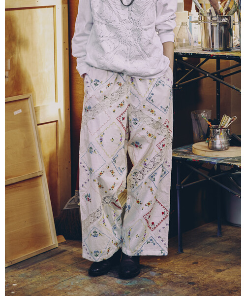 Freada（フリーダ）の「Freada/フリーダ フラワーハンカチ刺繍パンツ（その他パンツ・レディース・ブラック/ホワイト・ONE SIZE）」の2枚目の写真
