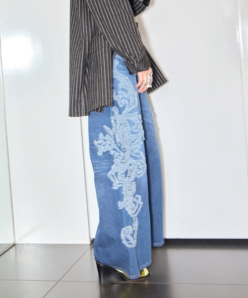TAAKK（ターク）の「TAAKK SCULPTURAL EMBROIDERY DENIM PANTS TA26SS-PT331：デニムパンツ（デニムパンツ・レディース・ブルー・MEDIUM）」の2枚目の写真