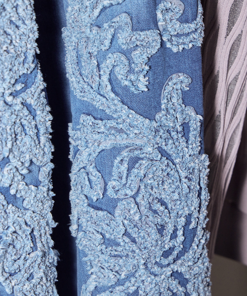 TAAKK（ターク）の「TAAKK SCULPTURAL EMBROIDERY DENIM PANTS TA26SS-PT331：デニムパンツ（デニムパンツ・レディース・ブルー・MEDIUM）」の3枚目の写真