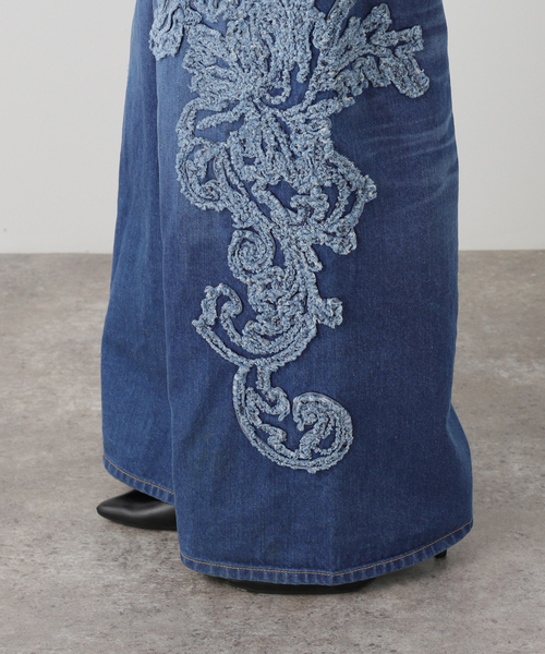 TAAKK（ターク）の「TAAKK SCULPTURAL EMBROIDERY DENIM PANTS TA26SS-PT331：デニムパンツ（デニムパンツ・レディース・ブルー・MEDIUM）」の14枚目の写真