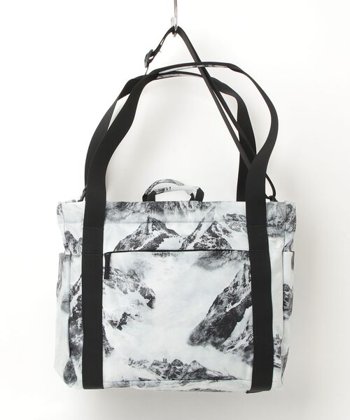 Mammut(マムート)の「エクセロン 2.0 トートバッグ ジャパンエクスクルーシブ ラージ オールオーバープリント / Xeron 2.0 Tote Bag JE Large AOP(トートバッグ・メンズ・ホワイト系その他・21L)」の2枚目の写真