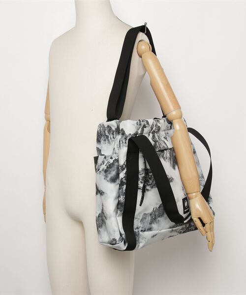 Mammut(マムート)の「エクセロン 2.0 トートバッグ ジャパンエクスクルーシブ ラージ オールオーバープリント / Xeron 2.0 Tote Bag JE Large AOP(トートバッグ・メンズ・ホワイト系その他・21L)」の5枚目の写真