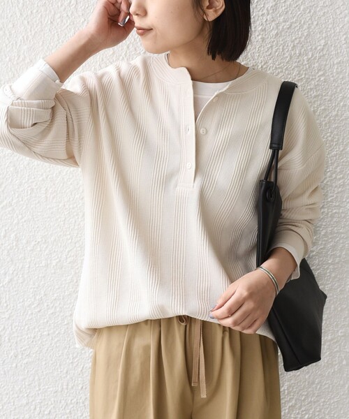 SHIPS Colors（シップス カラーズ）の「SHIPS Colors:〈手洗い可能〉変形ワッフル ヘンリーネック プルオーバー（Tシャツ/カットソー・レディース・オフホワイト/ライトブルー/ネイビー・ONE SIZE）」の2枚目の写真