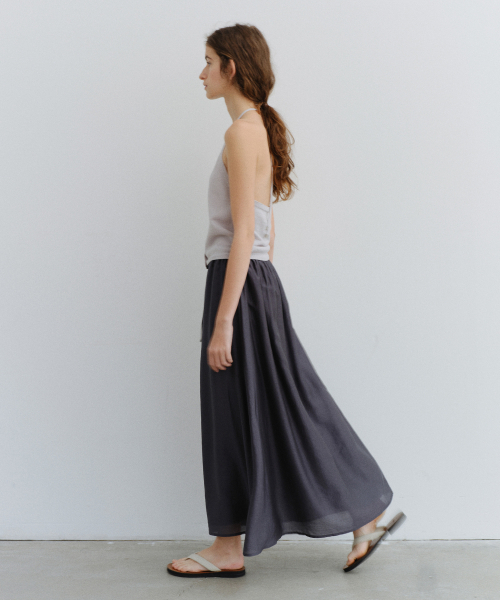 URAGO(ユラーゴ)の「Charlotte shirring long skirt(スカート・レディース・スカイブルー/チャコールグレー・FREE)」の4枚目の写真
