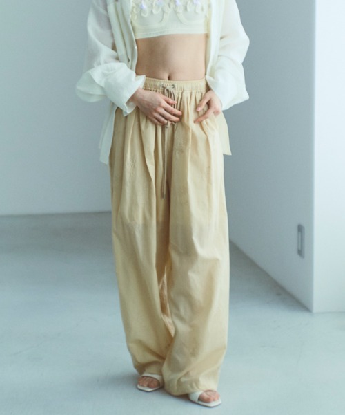 EN NEUME(エンノイム)の「Embroidered Lawn Tuck Easy Pants(その他パンツ・レディース・オフホワイト/ブラック/ベージュ・FREE)」の3枚目の写真