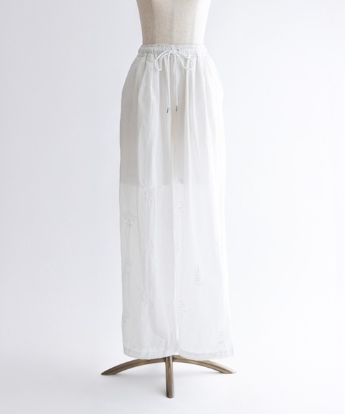 EN NEUME(エンノイム)の「Embroidered Lawn Tuck Easy Pants(その他パンツ・レディース・オフホワイト/ブラック/ベージュ・FREE)」の2枚目の写真