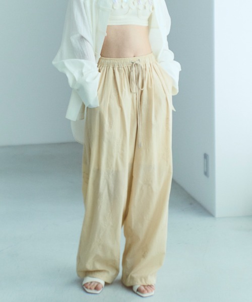 EN NEUME(エンノイム)の「Embroidered Lawn Tuck Easy Pants(その他パンツ・レディース・オフホワイト/ブラック/ベージュ・FREE)」の5枚目の写真