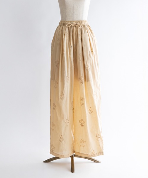 EN NEUME(エンノイム)の「Embroidered Lawn Tuck Easy Pants(その他パンツ・レディース・オフホワイト/ブラック/ベージュ・FREE)」の15枚目の写真