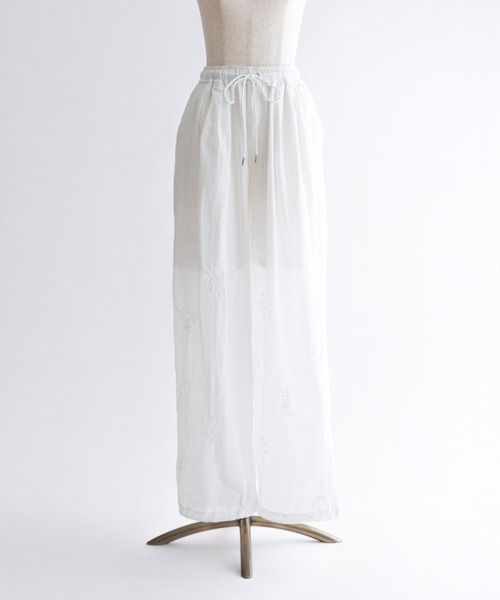 EN NEUME(エンノイム)の「Embroidered Lawn Tuck Easy Pants(その他パンツ・レディース・オフホワイト/ブラック/ベージュ・FREE)」の10枚目の写真