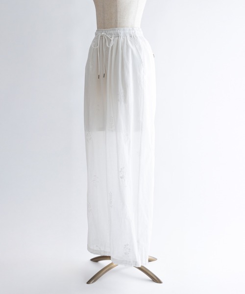 EN NEUME(エンノイム)の「Embroidered Lawn Tuck Easy Pants(その他パンツ・レディース・オフホワイト/ブラック/ベージュ・FREE)」の11枚目の写真