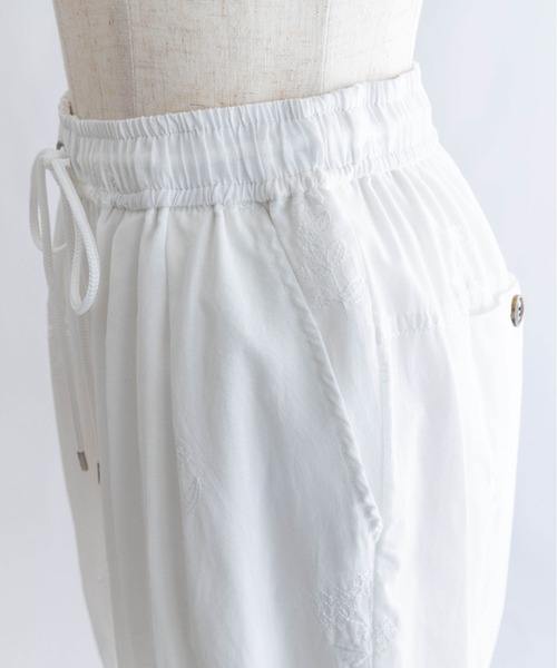 EN NEUME(エンノイム)の「Embroidered Lawn Tuck Easy Pants(その他パンツ・レディース・オフホワイト/ブラック/ベージュ・FREE)」の17枚目の写真