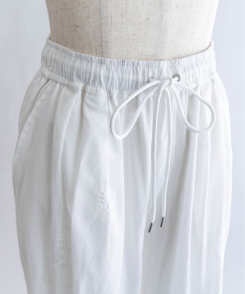 EN NEUME(エンノイム)の「Embroidered Lawn Tuck Easy Pants(その他パンツ・レディース・オフホワイト/ブラック/ベージュ・FREE)」の16枚目の写真