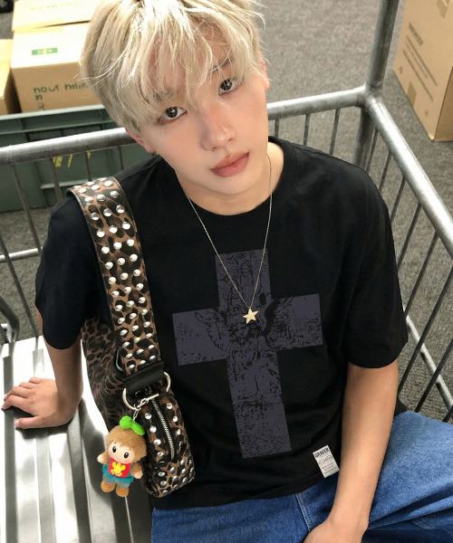 GRAVER（グレーバー）の「[ユニセックス]エンジェルクロス半袖Tシャツ_3カラー（Tシャツ/カットソー・レディース・チャコールグレー/ブラック/ホワイト・SMALL/MEDIUM/LARGE）」の7枚目の写真