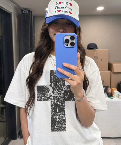 GRAVER（グレーバー）の「[ユニセックス]エンジェルクロス半袖Tシャツ_3カラー（Tシャツ/カットソー・レディース・チャコールグレー/ブラック/ホワイト・SMALL/MEDIUM/LARGE）」の4枚目の写真