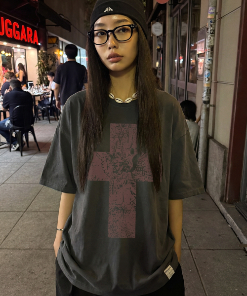 GRAVER（グレーバー）の「[ユニセックス]エンジェルクロス半袖Tシャツ_3カラー（Tシャツ/カットソー・レディース・チャコールグレー/ブラック/ホワイト・SMALL/MEDIUM/LARGE）」の10枚目の写真