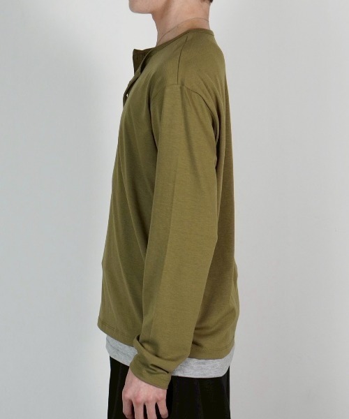 Chikashitsu +(チカシツプラス)の「【Chikashitsu +】double layered henley neck long sleeve / 【チカシツプラス】ダブルレイヤードヘンリーネック長袖Tシャツ<着用動画あり>(Tシャツ/カットソー・メンズ・ブラック/カーキ/ネイビー・ONE SIZE)」の9枚目の写真