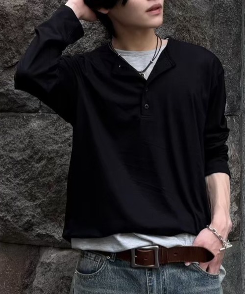 Chikashitsu +(チカシツプラス)の「【Chikashitsu +】double layered henley neck long sleeve / 【チカシツプラス】ダブルレイヤードヘンリーネック長袖Tシャツ<着用動画あり>(Tシャツ/カットソー・メンズ・ブラック/カーキ/ネイビー・ONE SIZE)」の4枚目の写真