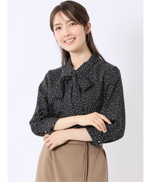 m.f.editorial（エムエフエディトリアル）の「【UVカット ウォッシャブル】m.f.エディトリアル レディース ドット柄 ボウタイ 7分袖 スキッパー ブラウス（シャツ/ブラウス・レディース・アイボリー/ブラック・MEDIUM/LARGE）」の2枚目の写真
