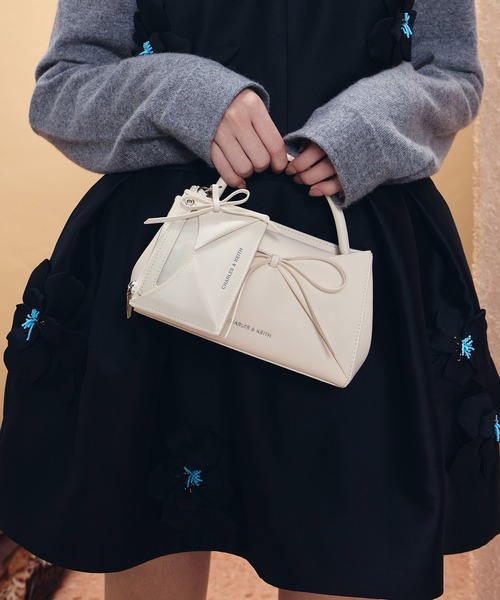 CHARLES & KEITH(チャールズ & キース)の「Hazel ヘーゼル ボウパネル カードホルダー(カードケース・レディース・ピンク系その他3/スミクロ/クリーム・XXS)」の4枚目の写真