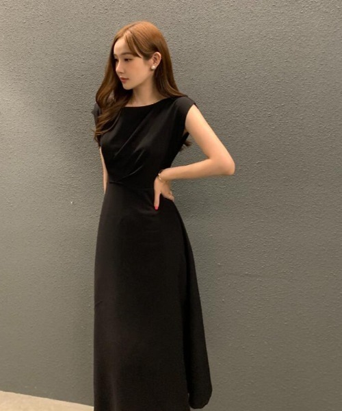 semplice(センプリチェ)の「コクーンネック タックデザイン フレアミディワンピース(ワンピース・レディース・ベージュ/ブルー/ブラック・F)」の16枚目の写真