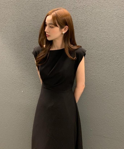 semplice(センプリチェ)の「コクーンネック タックデザイン フレアミディワンピース(ワンピース・レディース・ベージュ/ブルー/ブラック・F)」の14枚目の写真