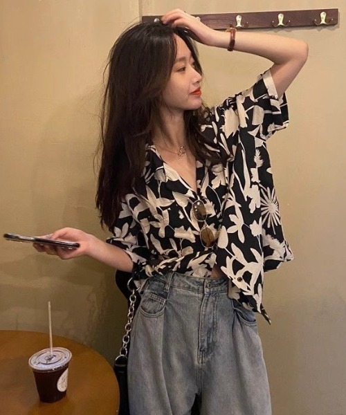 AVYL（アヴィル）の「レトロボタニカル オーバーサイズ半袖オープンカラーシャツ（シャツ/ブラウス・レディース・ブラック・M）」の7枚目の写真