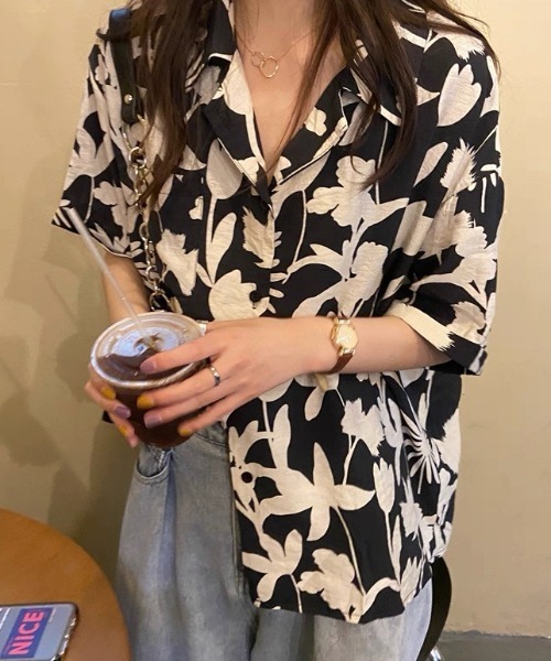 AVYL（アヴィル）の「レトロボタニカル オーバーサイズ半袖オープンカラーシャツ（シャツ/ブラウス・レディース・ブラック・M）」の2枚目の写真