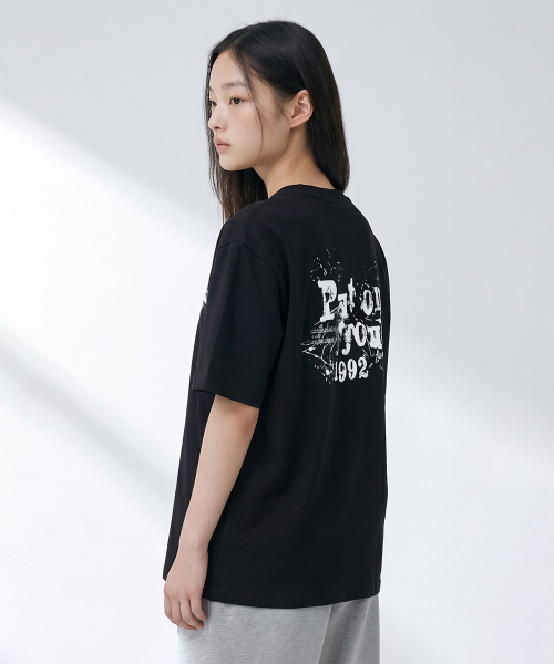 CHASECULT(チェイスカルト)の「共用スプレーグラフィック半袖Tシャツ-FCRU5828E03(Tシャツ/カットソー・メンズ・ブラック・95/100/105/90)」の2枚目の写真
