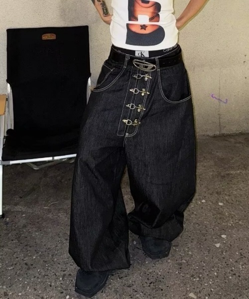 おしゃれスタ(オシャレスタ)の「バックルデザインワイドデニムパンツ(デニムパンツ・レディース・ブラック・S/M/L/XL)」の1枚目の写真
