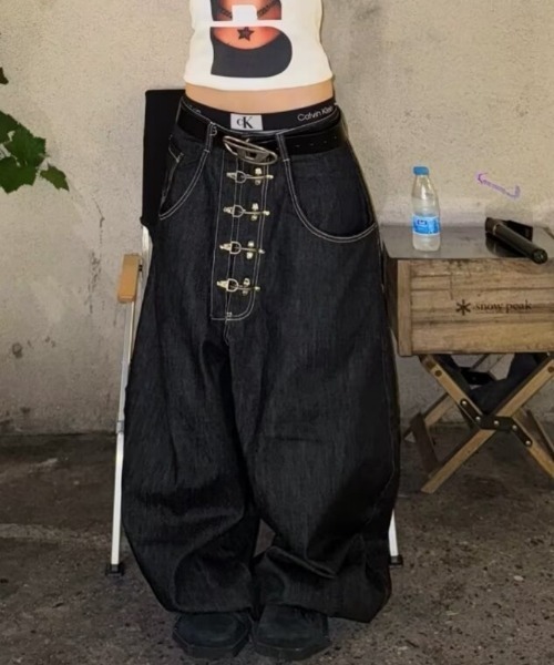 おしゃれスタ(オシャレスタ)の「バックルデザインワイドデニムパンツ(デニムパンツ・レディース・ブラック・S/M/L/XL)」の3枚目の写真