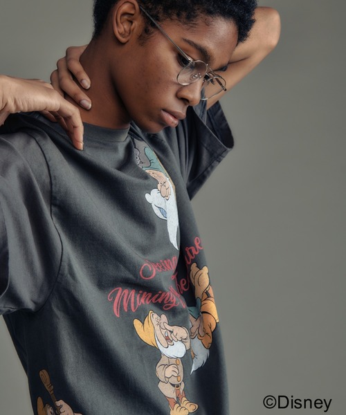 ADAM PATEK（アダムパテック）の「ADAMPATEK/アダムパテック/SnowWhite & the 7dwarf multi T-shirts（Tシャツ/カットソー・メンズ・ブラック/ホワイト・1/2）」の2枚目の写真
