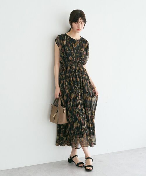 YECCA VECCA(イェッカヴェッカ)の「シアー花柄プリーツワンピース(ワンピース・レディース・ライトグリーン/ブラック・FREE)」の4枚目の写真