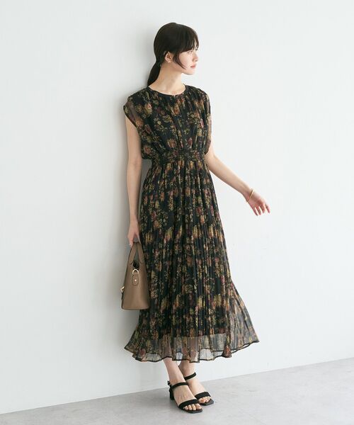 YECCA VECCA(イェッカヴェッカ)の「シアー花柄プリーツワンピース(ワンピース・レディース・ライトグリーン/ブラック・FREE)」の6枚目の写真