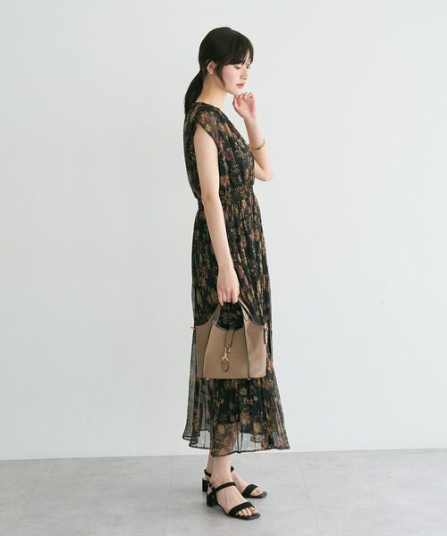 YECCA VECCA(イェッカヴェッカ)の「シアー花柄プリーツワンピース(ワンピース・レディース・ライトグリーン/ブラック・FREE)」の9枚目の写真