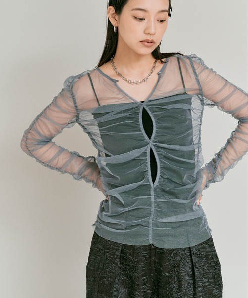 W:Huku(フーク)の「シャーリング シアー トップス / 2Way Shirred Sheer Top(Tシャツ/カットソー・レディース・グレー/アイボリー・FREE)」の2枚目の写真