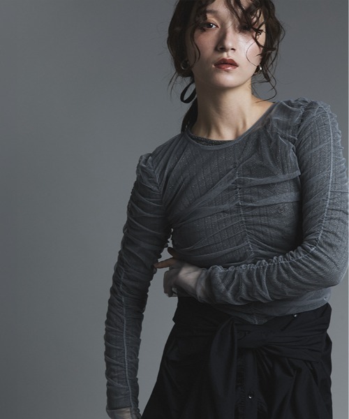 W:Huku(フーク)の「シャーリング シアー トップス / 2Way Shirred Sheer Top(Tシャツ/カットソー・レディース・グレー/アイボリー・FREE)」の6枚目の写真