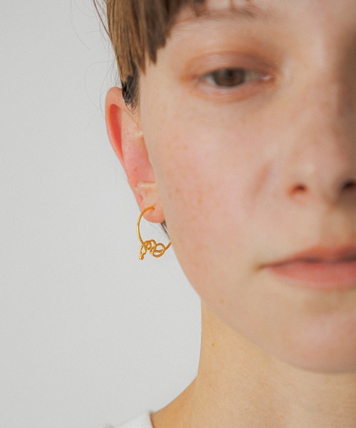 LAPUIS(ラピュイ)の「LAPUIS(ラピュイ)Oui pierced earrings(ピアス(両耳用)・レディース・ゴールド/マルチ・FREE)」の2枚目の写真