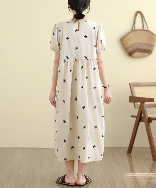 AMAJI(アマジ)の「リボン柄 エンブロイダリー パフスリーブワンピース(ワンピース・レディース・ベージュ・LARGE/MEDIUM/X-LARGE)」の3枚目の写真