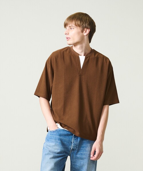 ABAHOUSE(アバハウス)の「CREPE JERSEY ヘンリーネック スキッパーTシャツ(Tシャツ/カットソー・メンズ・ブラック/ブラウン/グレー/グレイッシュベージュ・46/48)」の4枚目の写真