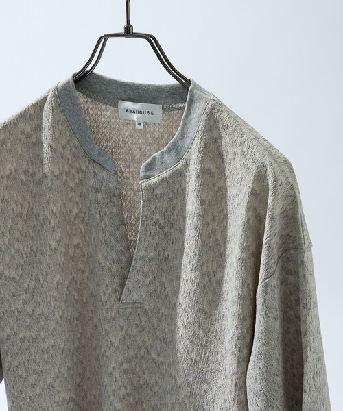 ABAHOUSE(アバハウス)の「CREPE JERSEY ヘンリーネック スキッパーTシャツ(Tシャツ/カットソー・メンズ・ブラック/ブラウン/グレー/グレイッシュベージュ・46/48)」の3枚目の写真