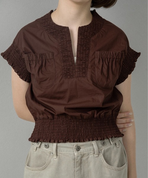 lawgy(ラウジー)の「shirring pocket point vest blouse / シャーリングポケットポイントベストブラウス(シャツ/ブラウス・レディース・アイボリー系/ホワイト/ブラウン系・FREE)」の2枚目の写真