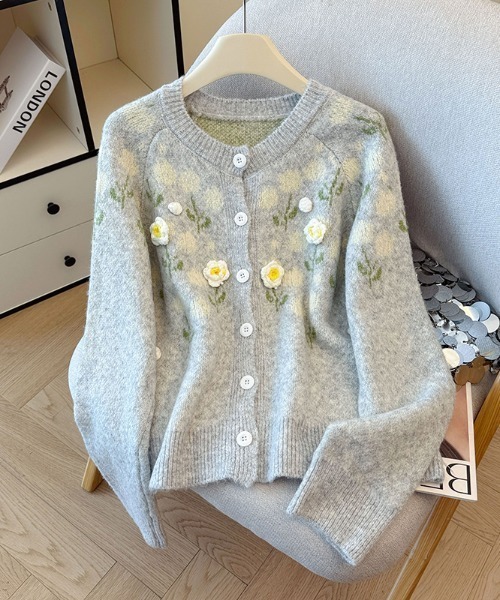 LUCPY(ラクピー)の「フラワーモチーフ刺繍ニットカーディガン(カーディガン/ボレロ・レディース・グレー/ダークグレー・FREE)」の1枚目の写真